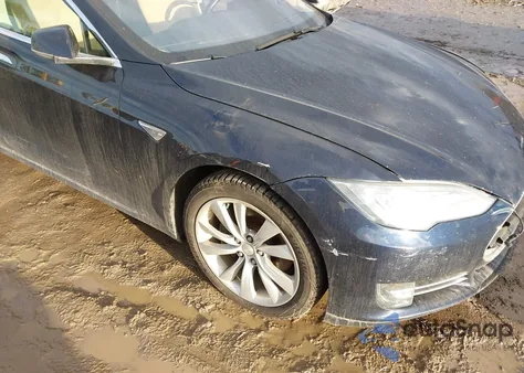 2013 Tesla Model S z USA, uszkodzony, nr VIN 5YJSA1DN3DFP26606